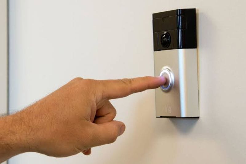 Tras semanas familia descubrió quien tocaba el timbre de su casa a diario: “Pensé que era un fantasma”