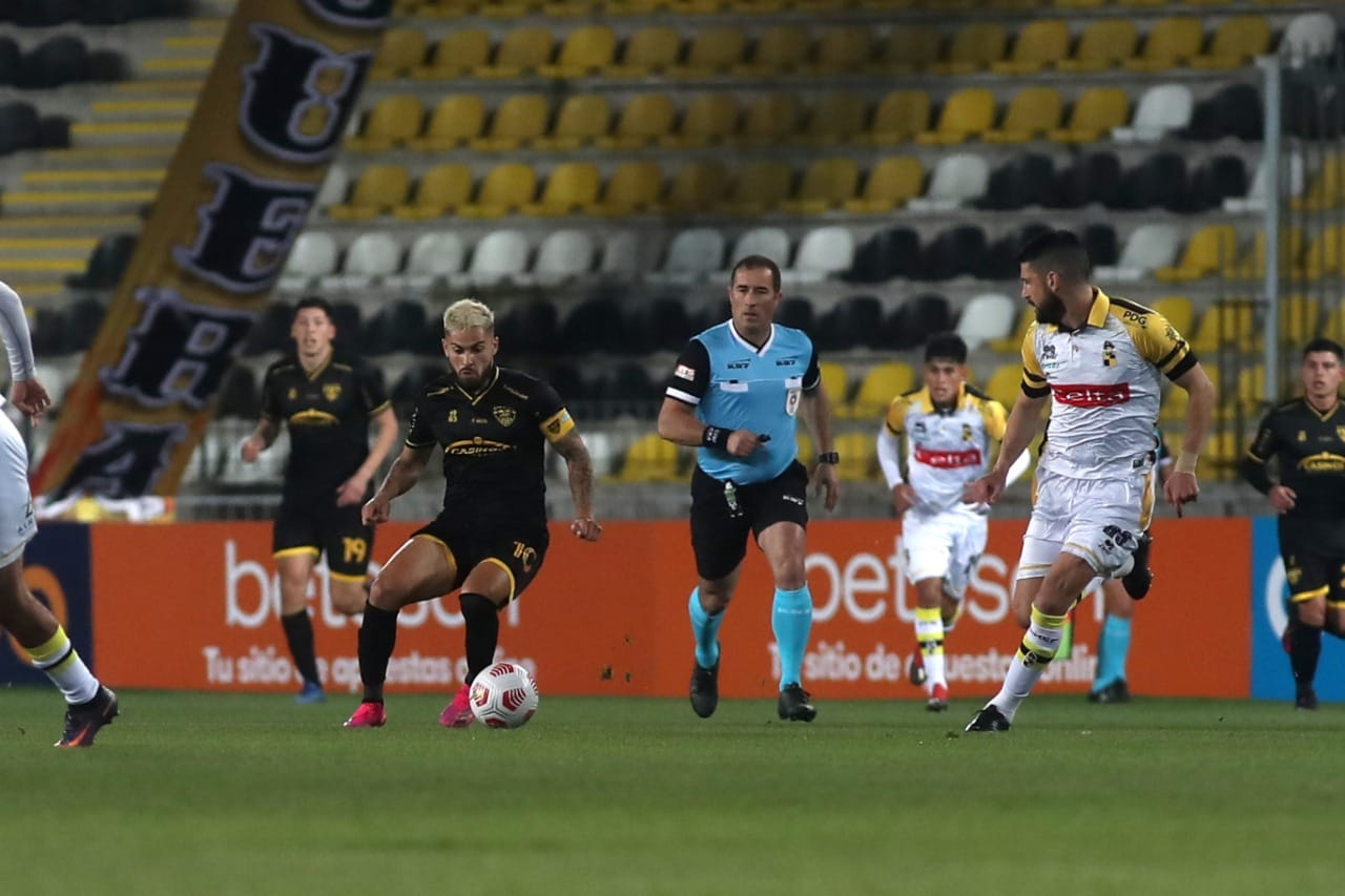 ¡Eliminado! El “Almirante” Fernández Vial se quedó sin ideas en la Copa Chile