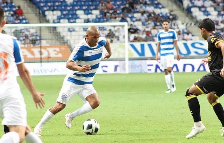 “Chupete” Suazo desató la locura en su retorno a México