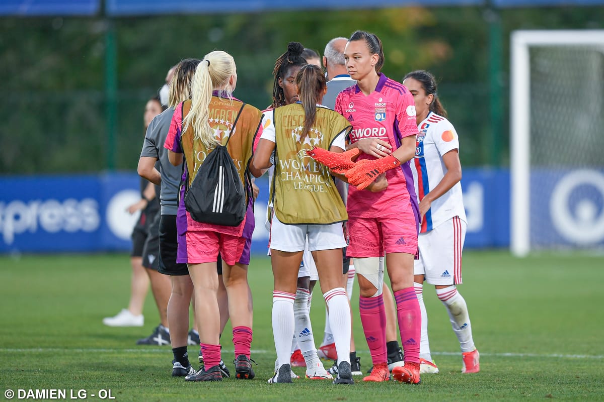 Tiane Endler festeja en la Champions League Femenina