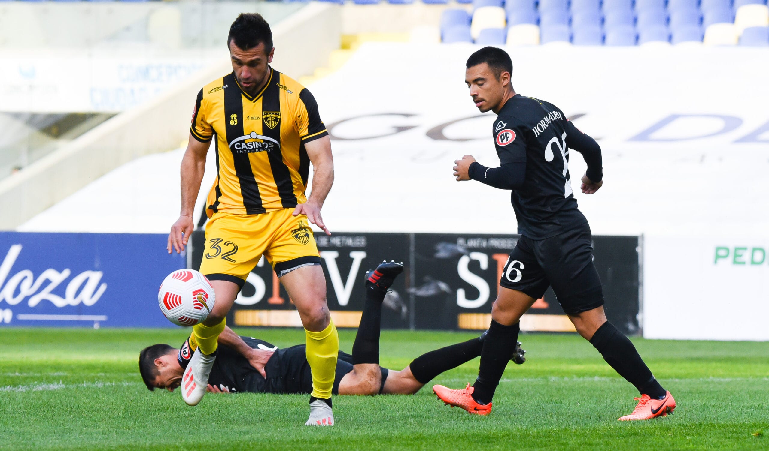 Fernández Vial y su duelo clave en la Primera B