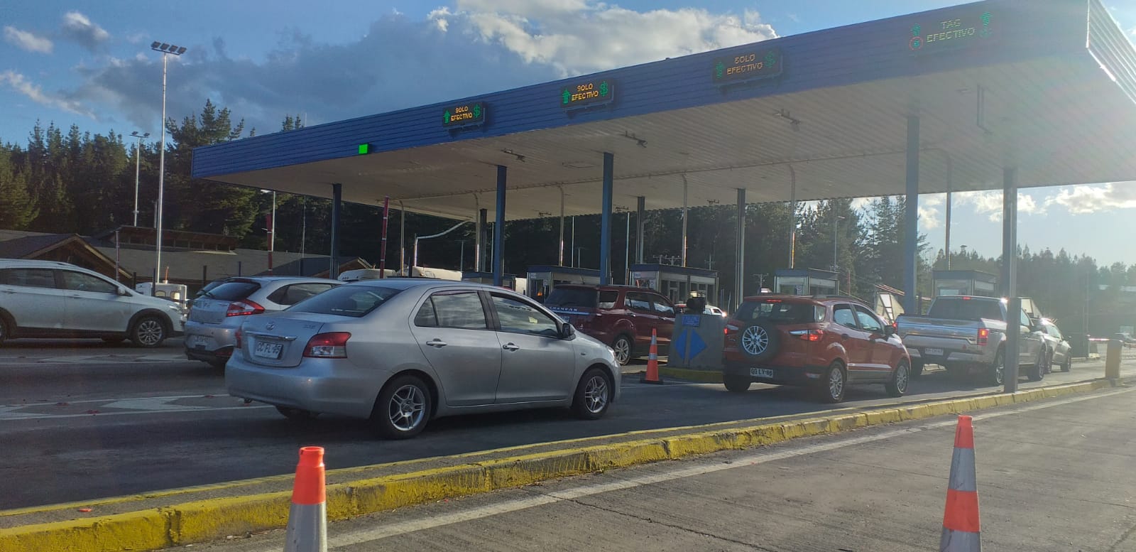 Largas filas de vehículos se registran en el retorno a Concepción