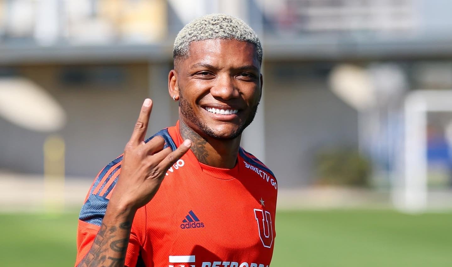 Alexis Sánchez y Mauricio Isla apoyaron a Junior Fernandes
