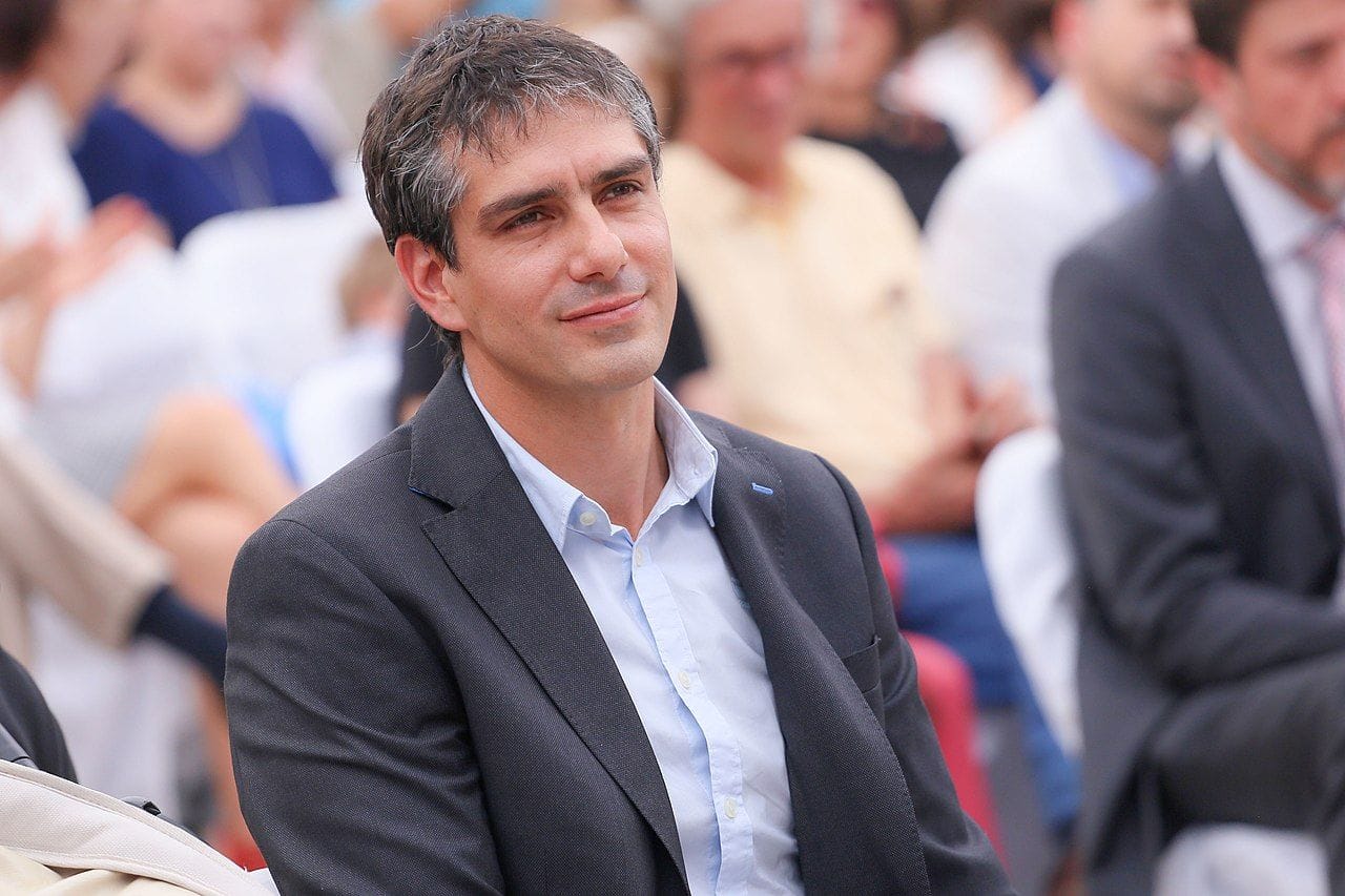 Alcalde de La Reina sorprendió a desconocidos intentando ingresar a su casa