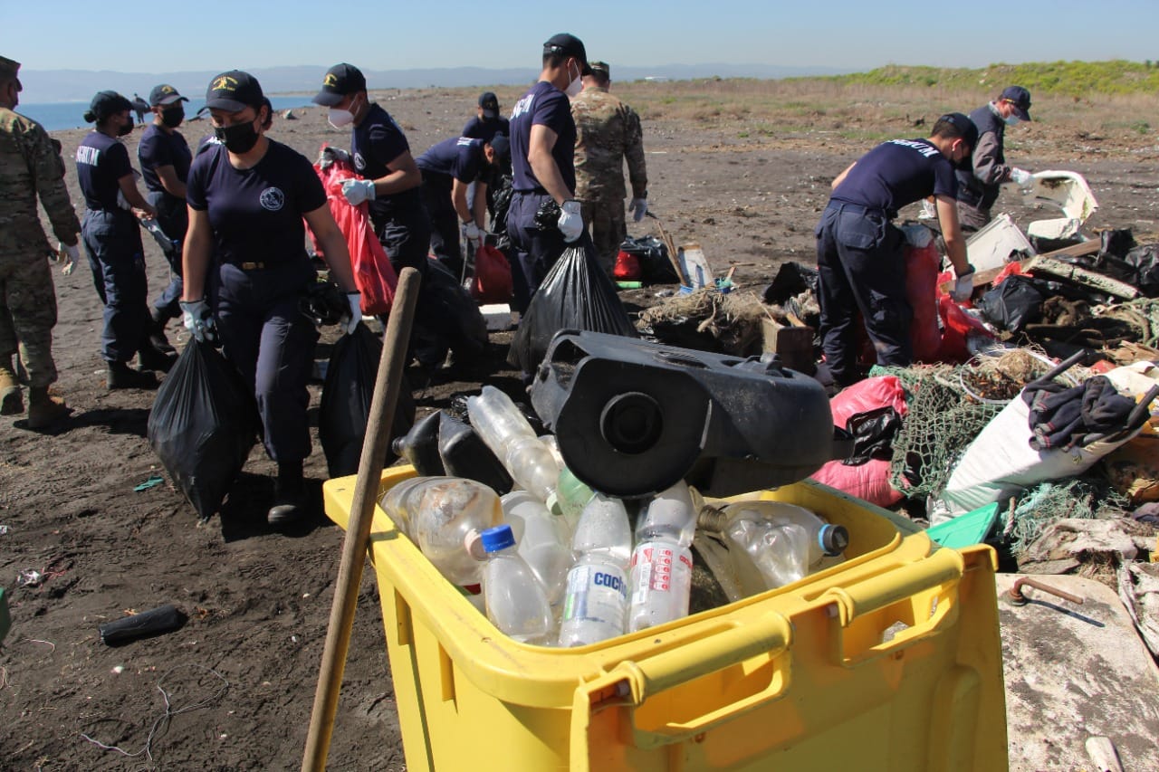 Recogen dos toneladas de basura en playa Isla Los Reyes en Talcahuano