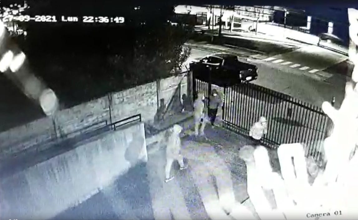 Cámaras grabaron todo: Roban motocicletas desde estacionamiento residencial en Concepción