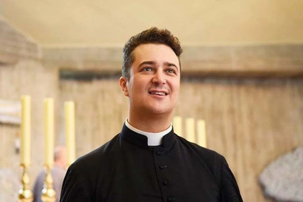 Detienen a sacerdote que usaba dinero de feligreses para orgías y drogas