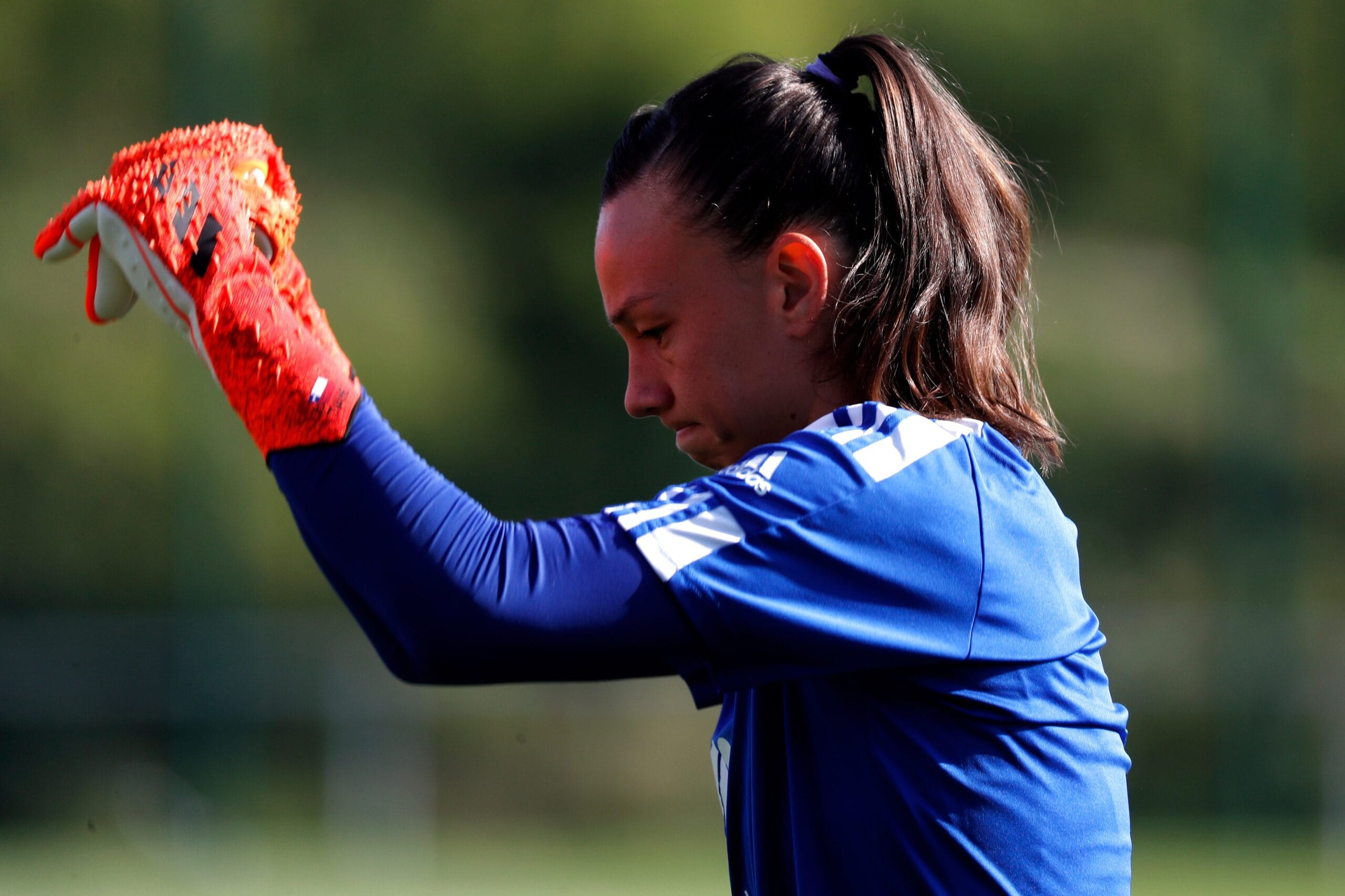 Tiane Endler volvió a mostrar todo su talento en el Olympique Lyon
