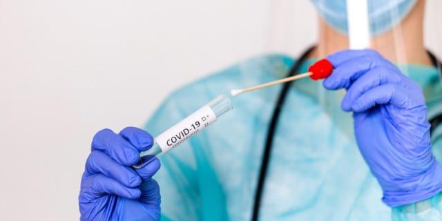 No dan abasto: Laboratorio del Hospital Regional de Concepción dobló la cantidad de test PCR que analizan a diario