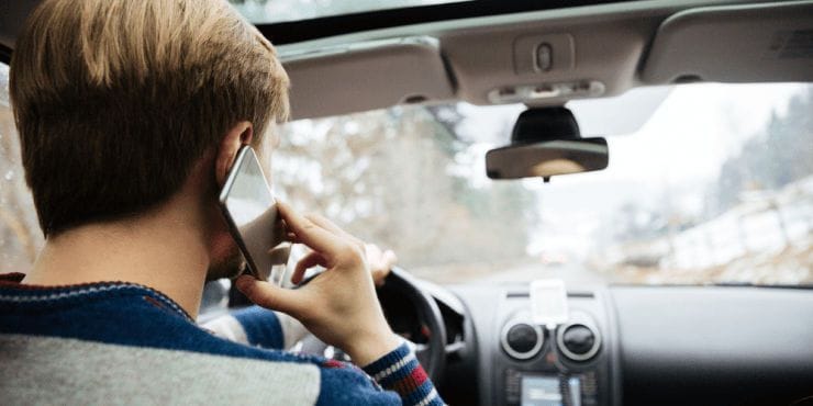 Aprueban proyecto que aumenta multas a quienes usen el celular mientras manejan