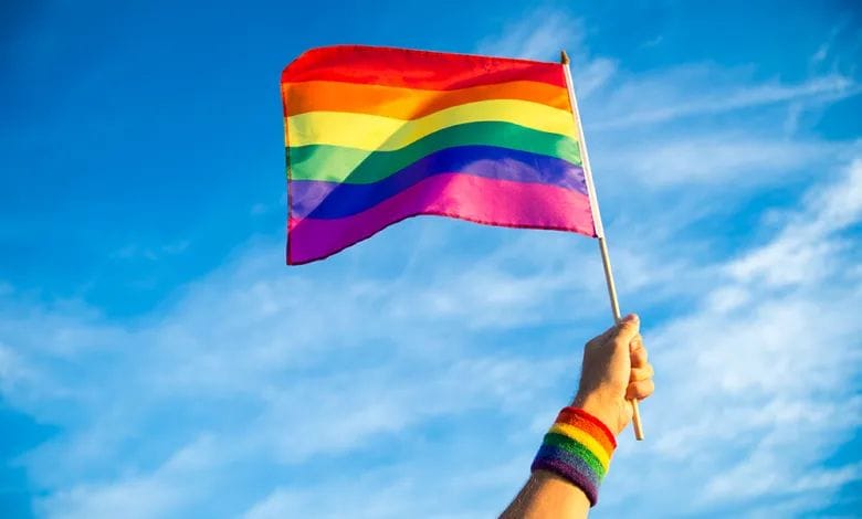 Ataque homofóbico: ocho hombres atacaron brutalmente a joven con una navaja