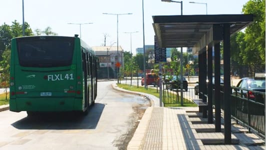 Sujetos asesinan a balazos a trabajador que esperaba bus en paradero