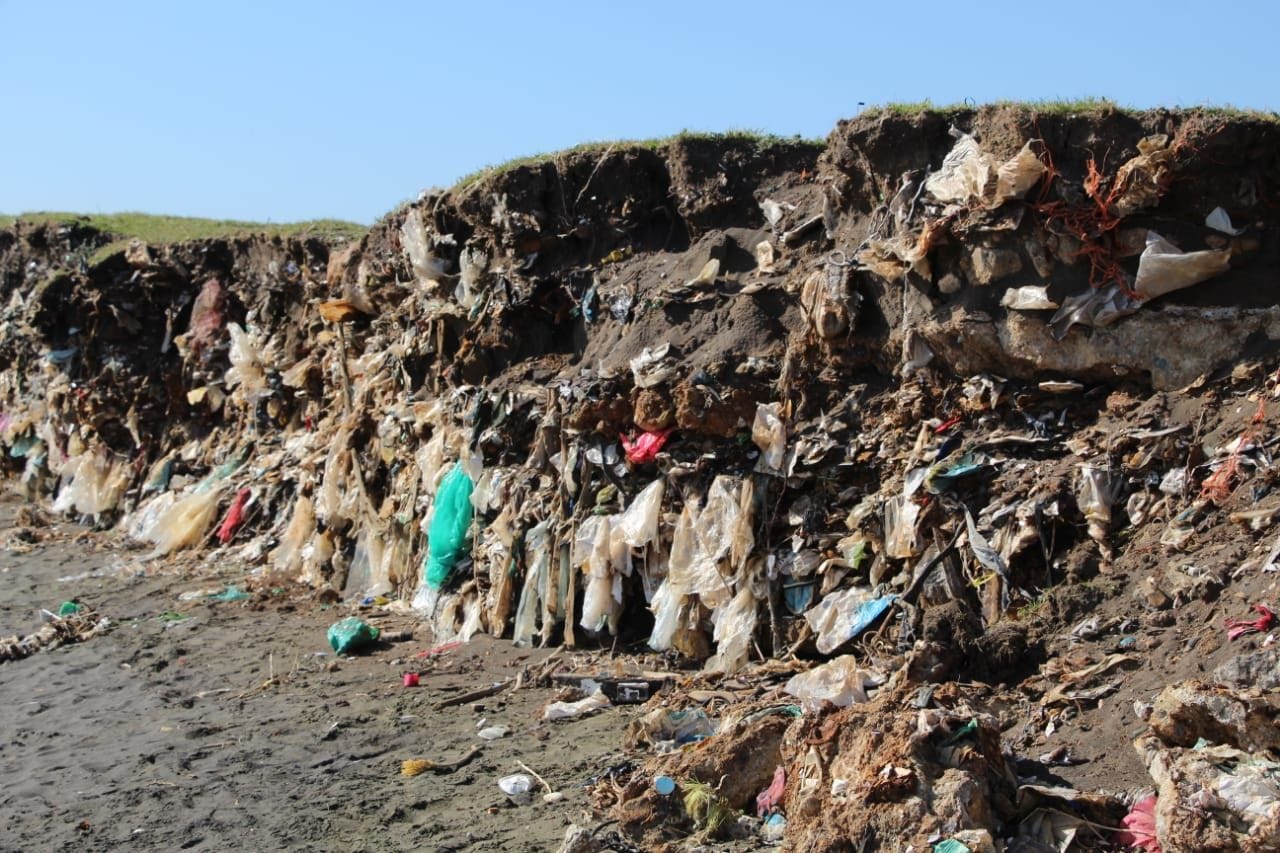 Marejadas dejaron al descubierto un antiguo vertedero en Talcahuano