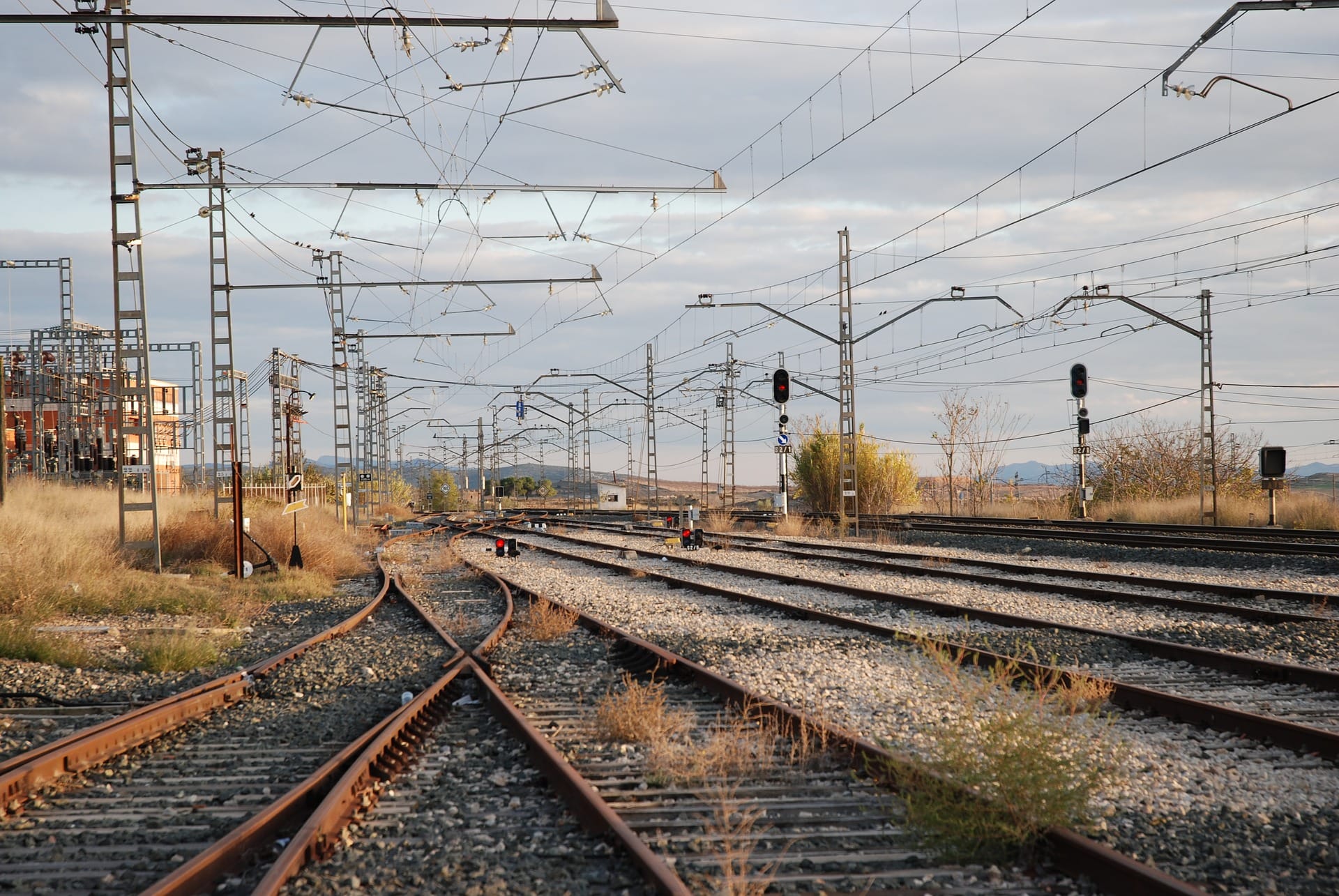 Sujeto sufrió la amputación de pies tras dormirse en las vías de un tren