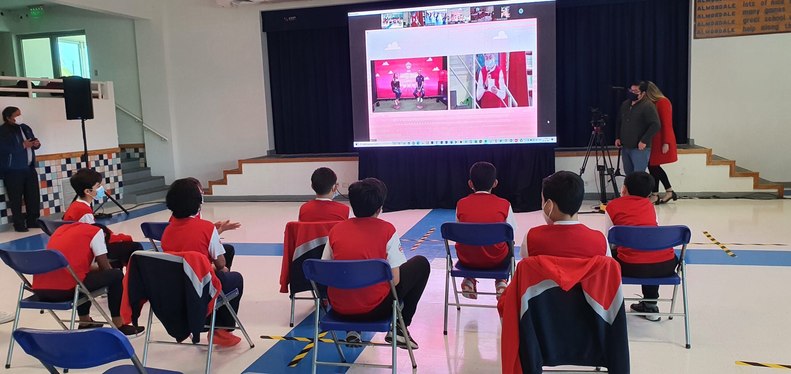 Campeones de colegio penquista en torneo infantil se reunieron con exestrella del Barcelona