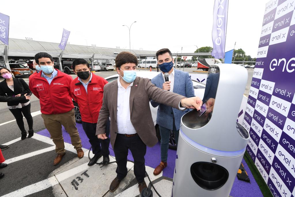 Carriel Sur se transforma en el primer aeropuerto regional con carga para autos eléctricos