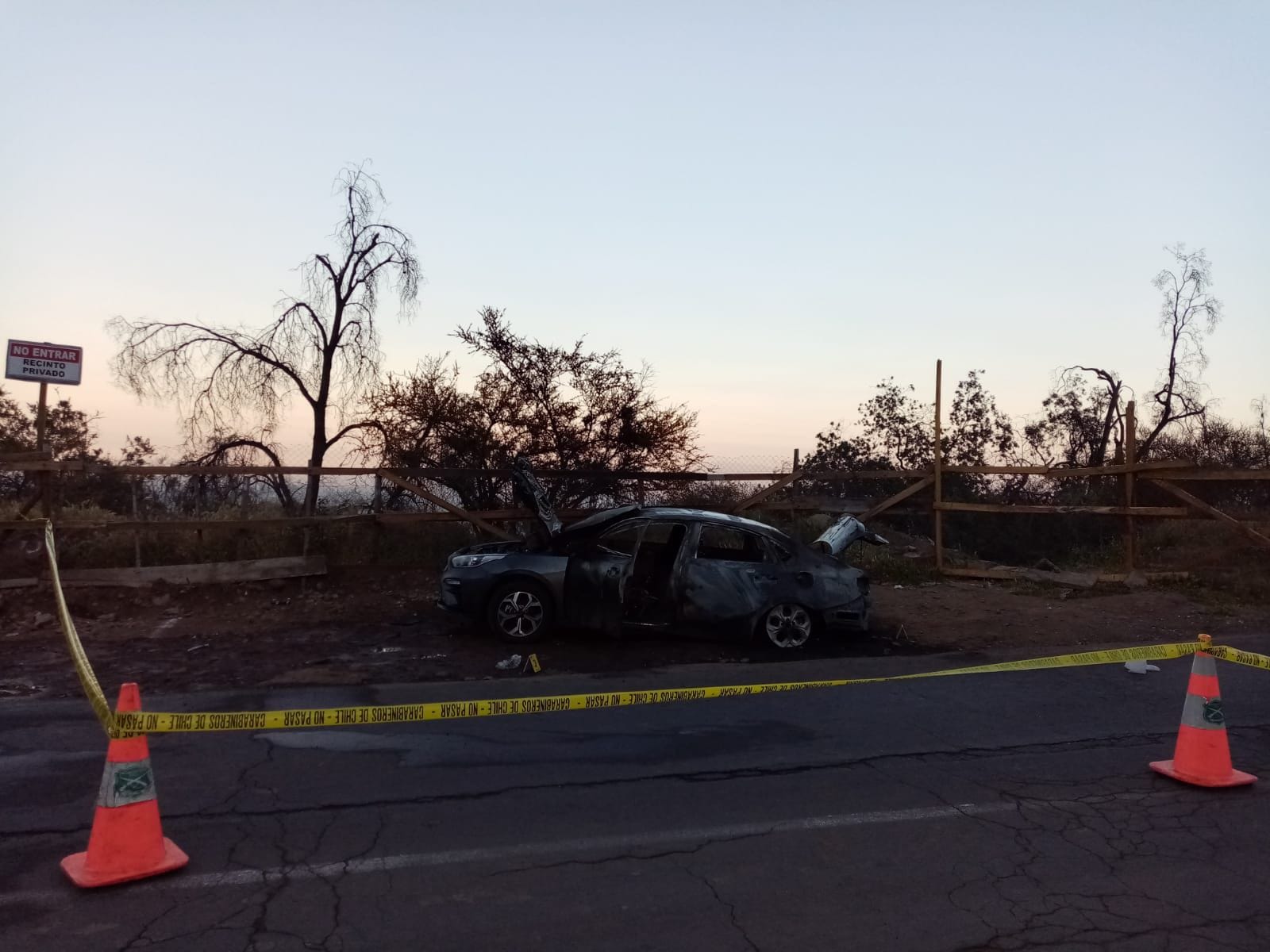Hallan a persona calcinada al interior de un portamaletas