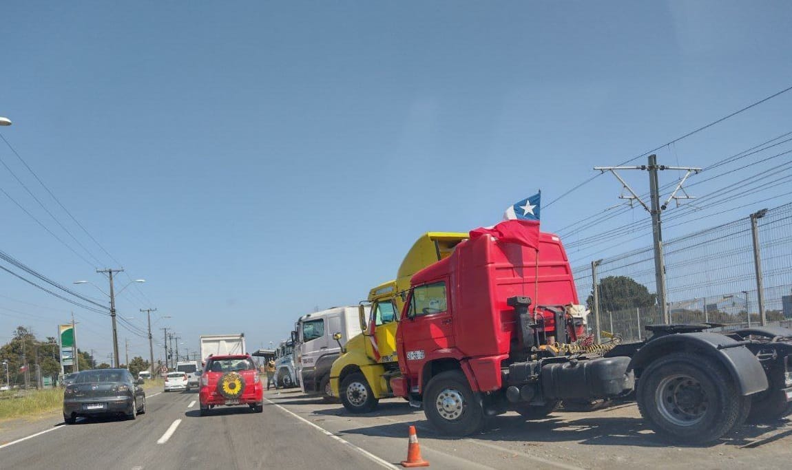 Camioneros intensifican manifestación y se toman Ruta 160 por inseguridad en Macrozona Sur