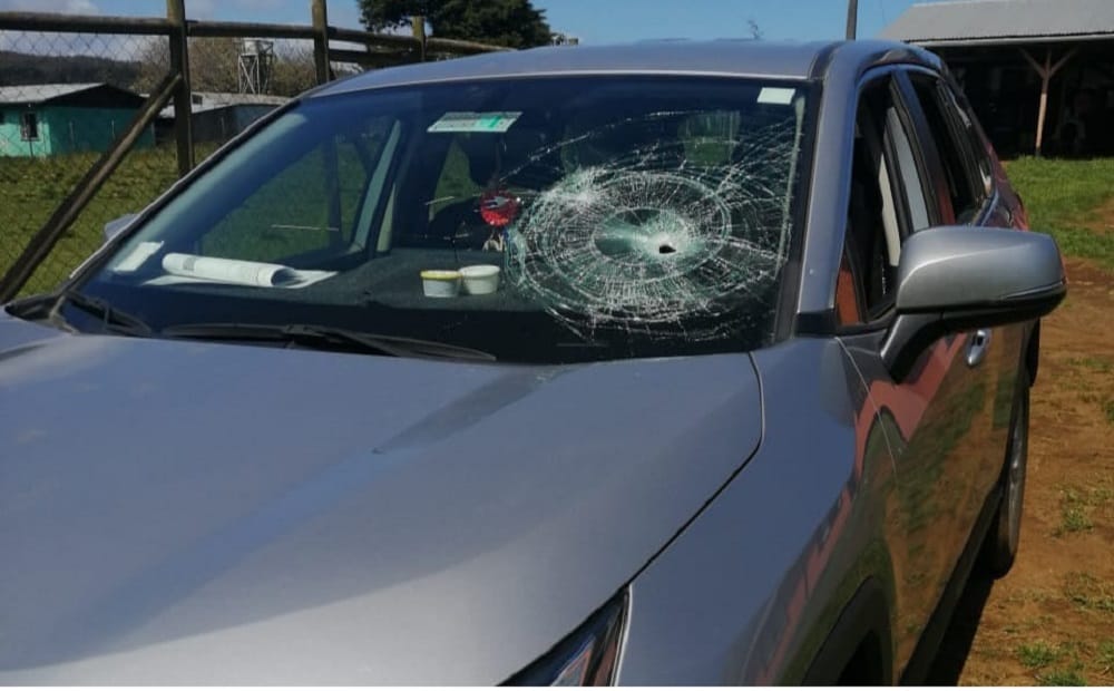 Encapuchados disparan a camioneta de profesor en Tirúa: No la robaron porque disparos dañaron el vehículo
