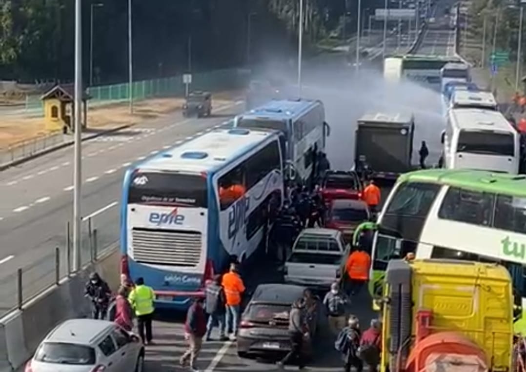 Carabineros intervino para despejar Ruta 160 en Colcura: Kilométrico taco se mantiene
