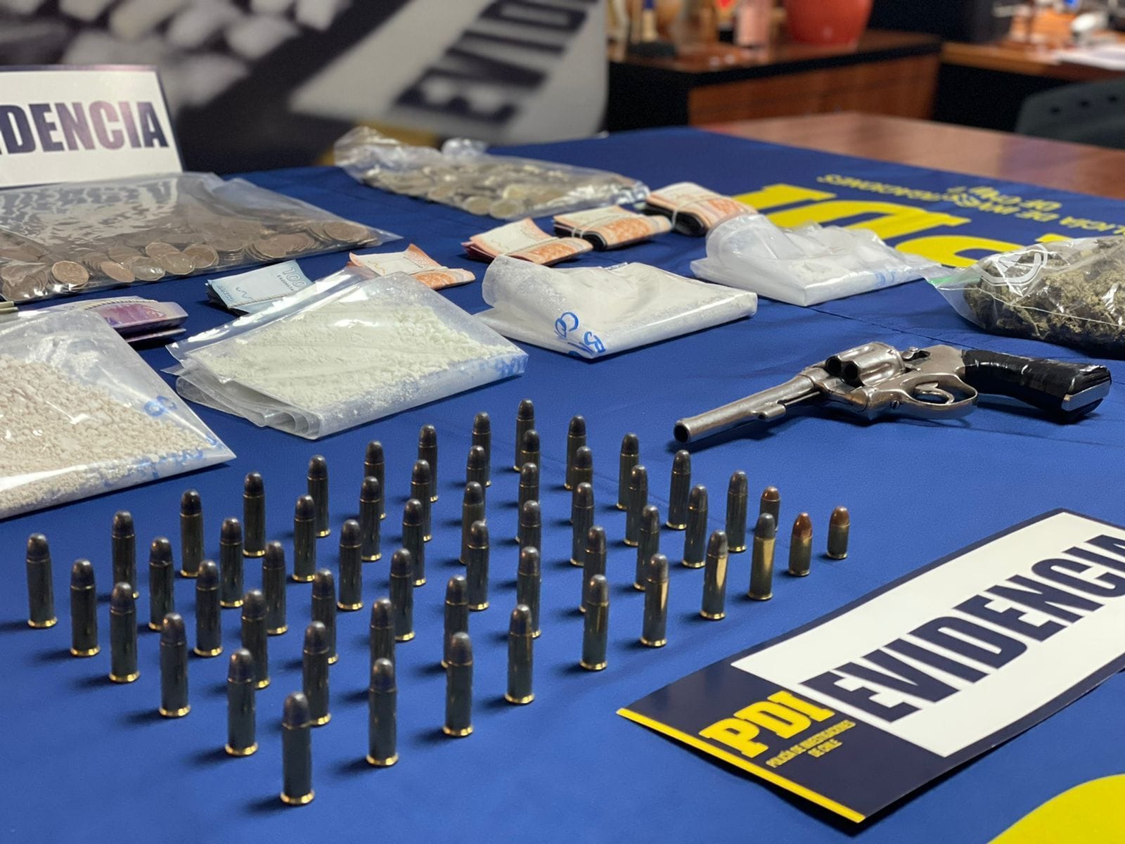 Decomisan drogas, armas y municiones en Coronel