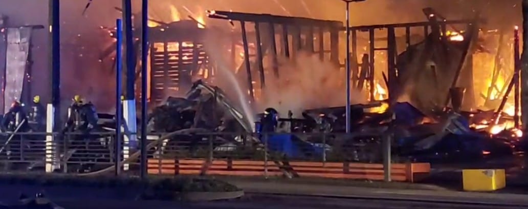 Incendio arrasó con 153 años de la histórica Casona Eyheramendy en Los Álamos