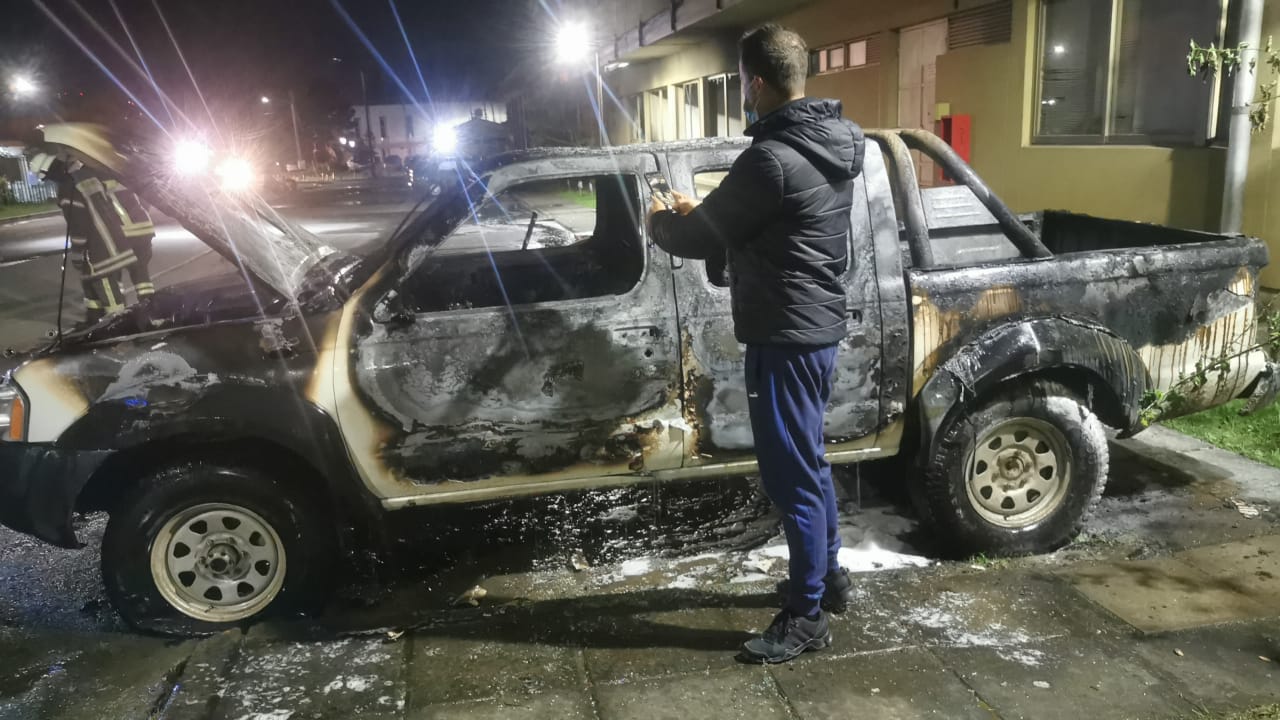 Ataque incendiario deja vehículos quemados y daños en edificio de la U. de Concepción