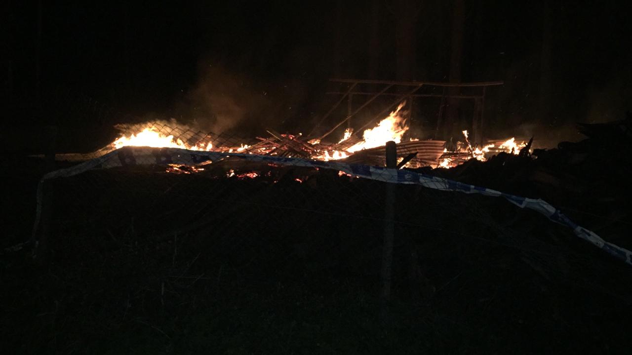 Ataque incendiario consumió al menos 4 cabañas en Contulmo