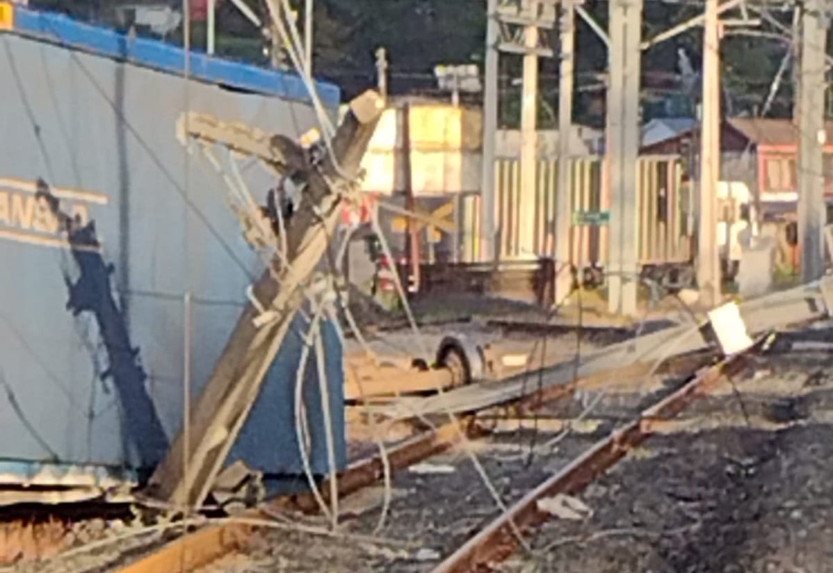 Tren de carga descarriló en Coronel e impactó poste de electrificación: Accidente alteró servicios de Biotrén