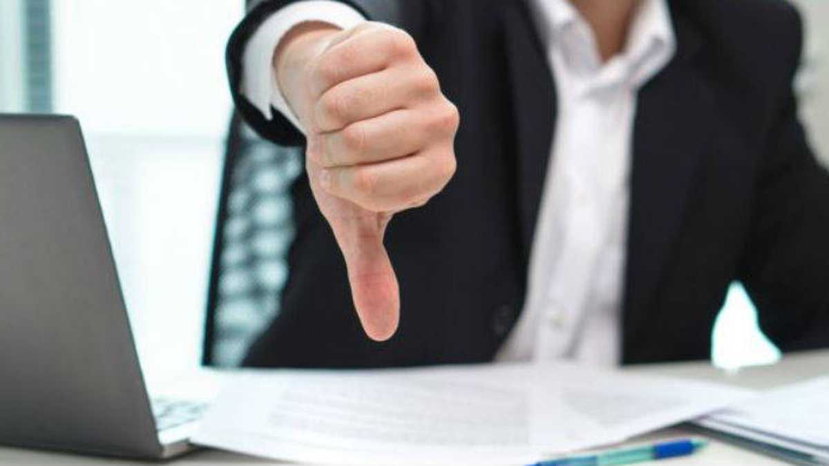 Rechazan a joven en un trabajo por “sonreír mucho”