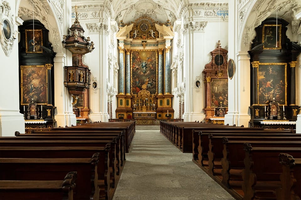 Sacerdote le afirmó a niños que Santa Claus no existe: tuvo que disculparse