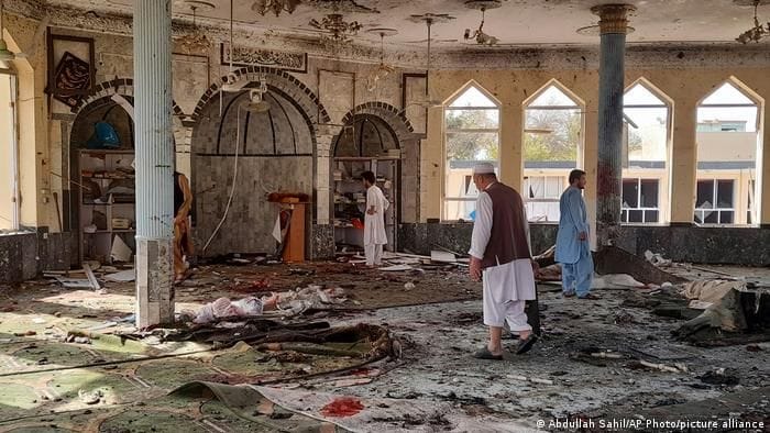 Más de 50 muertos y decenas de heridos deja explosión en mezquita de Afganistán