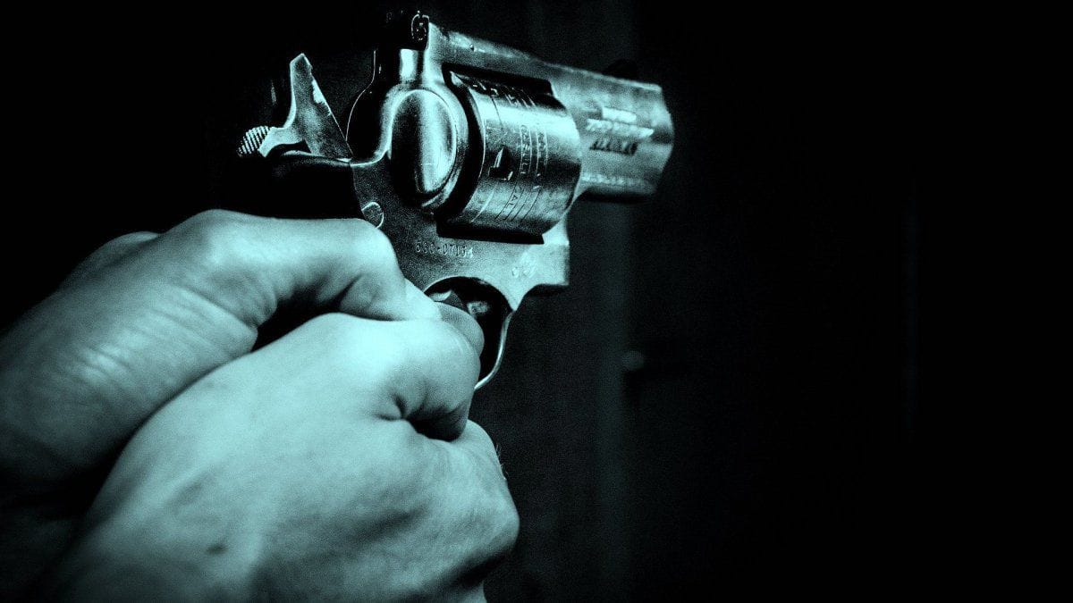 Mujer mató de un disparo a hombre por no querer besarla