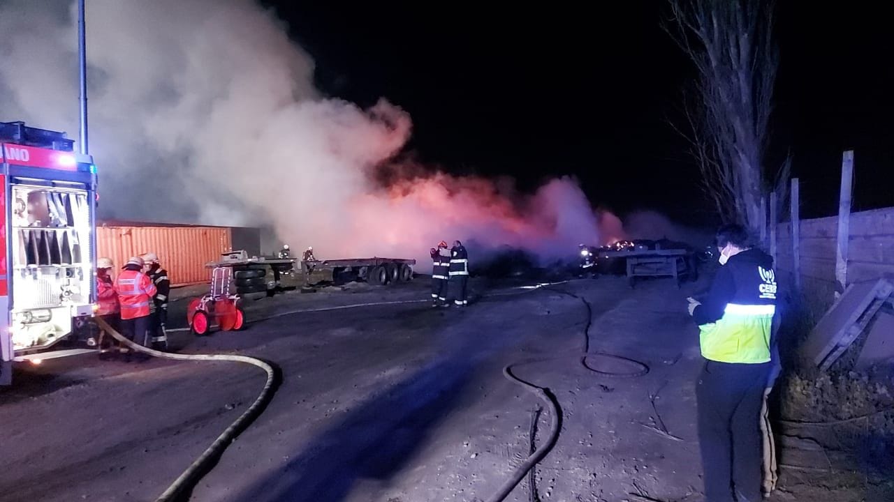 Nuevo incendio afectó acopio de neumáticos en Talcahuano
