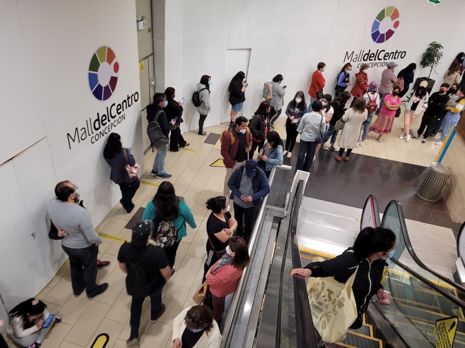 Largas filas se registran en vacunatorio del Mall del Centro para recibir tercera dosis contra el Covid-19