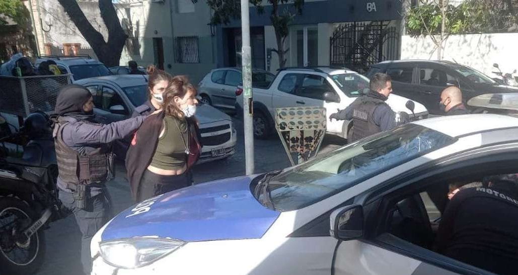 Detienen a madre que dejó a su bebé encerrado en el auto para ir a la peluquería