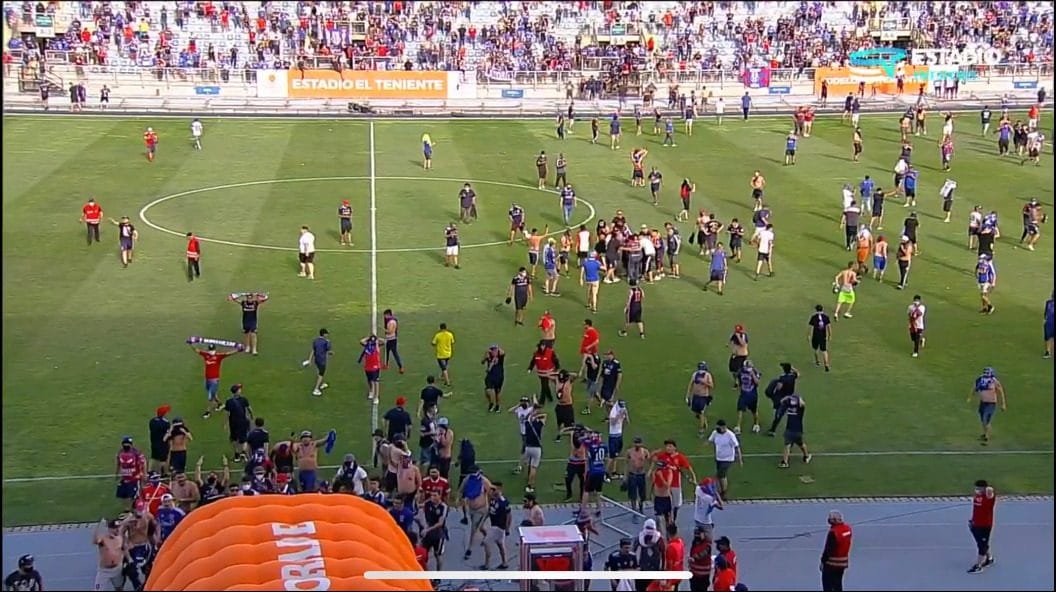 Los hinchas de la Universidad de Chile perdieron los estribos