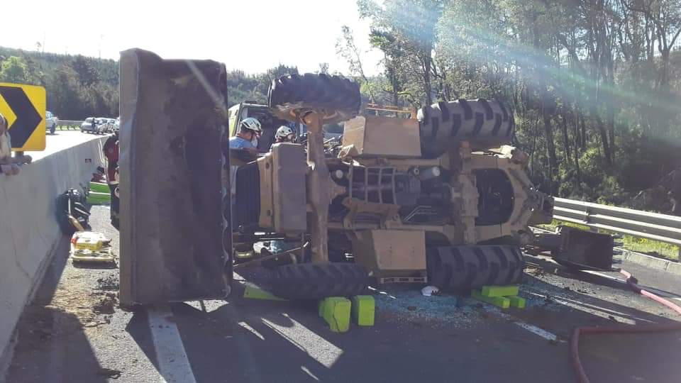 Volcamiento de retroexcavadora generó enorme taco en Ruta Concepción-Cabrero