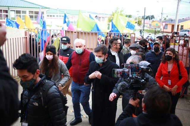 Gabriel Boric llegó a su local de votación sin el carnet de identidad en Punta Arenas