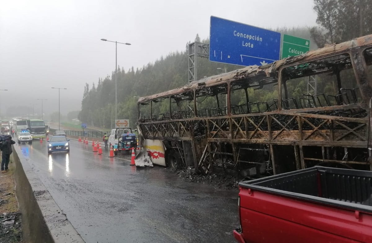 Carabineros detalla que desconocidos rociaron con acelerante bus que terminó en llamas en medio de la Ruta 160