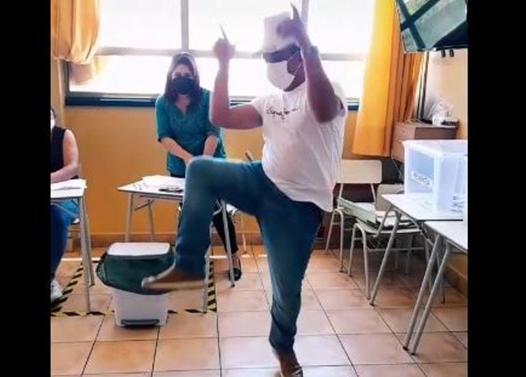 Penquista furor en TikTok no lo dejó pasar: Su hijo lo grabó votando y bailando