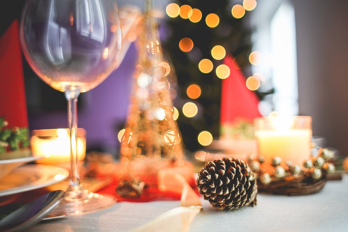 Mujer cobra cena de navidad a sus hijos e invitados