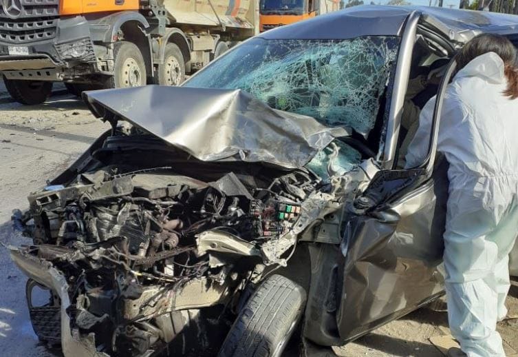 San Pedro de la Paz: Persona quedó herida y atrapada en auto tras colisión con camión