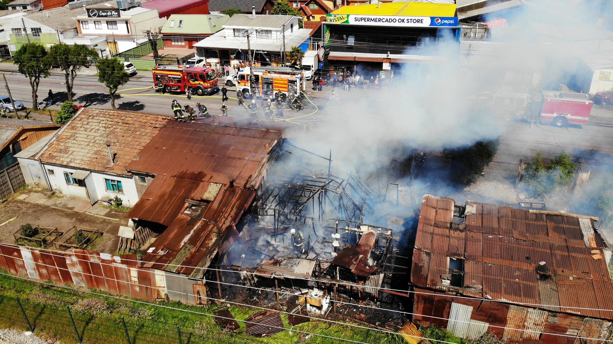 Incendio causa conmoción en avenida Colón de Talcahuano: Fue frente a conocido supermercado