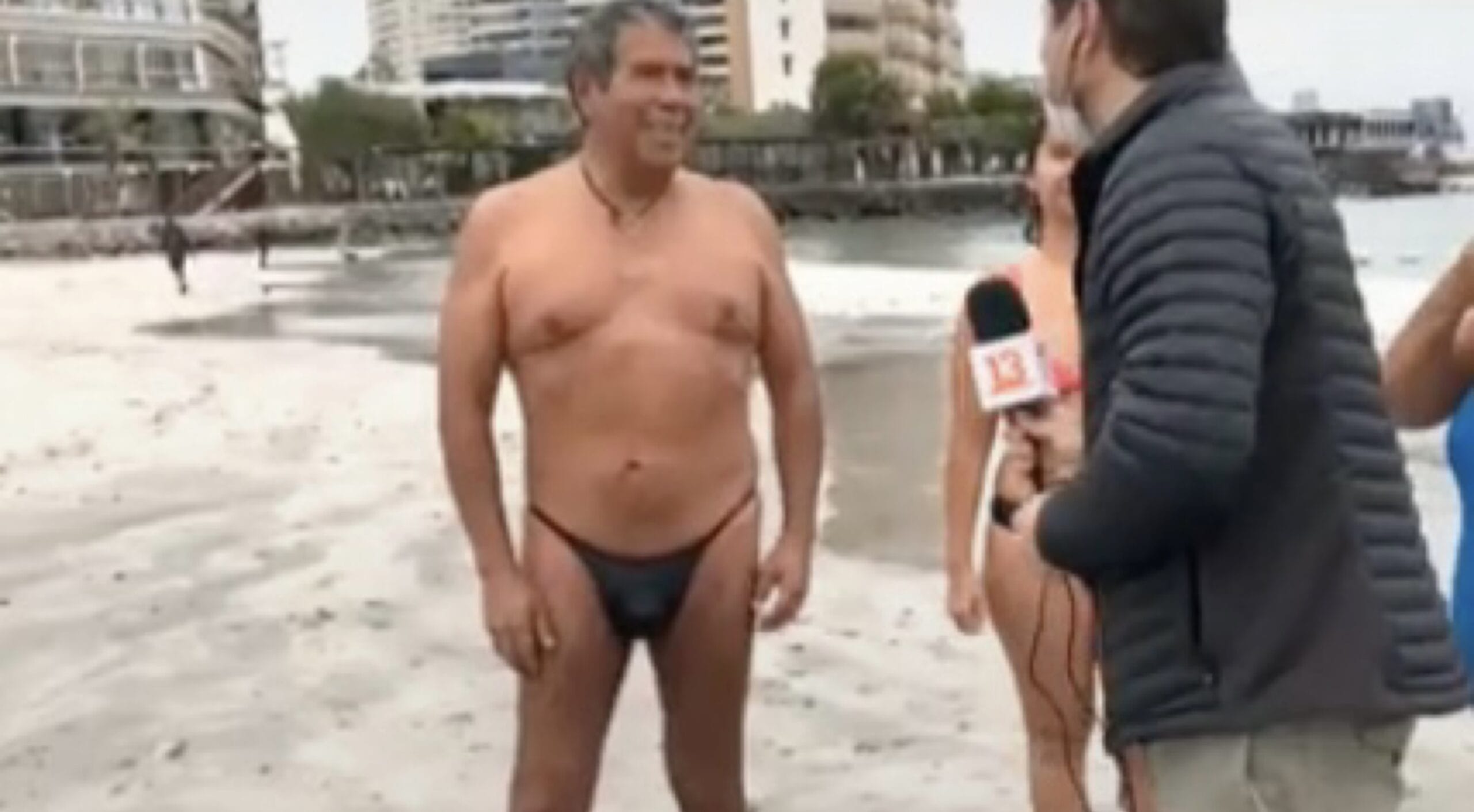 Hombre lució osado traje de baño antes de ir a votar