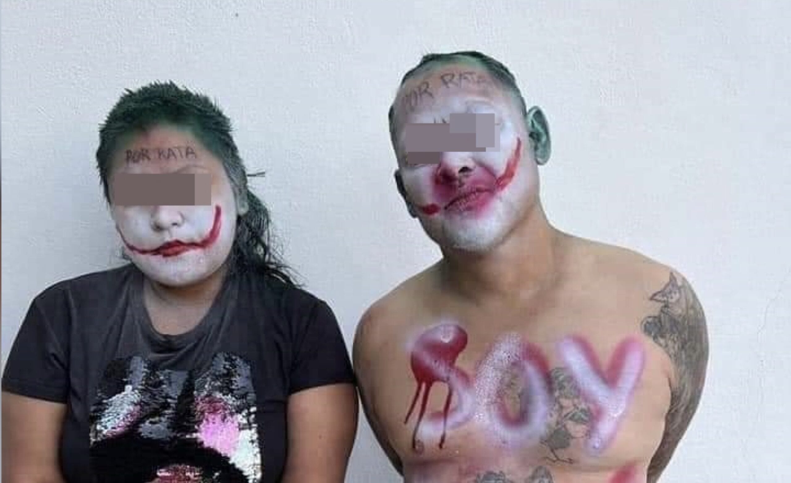 Amarran a delincuentes a un poste y los pintan como el “Joker”