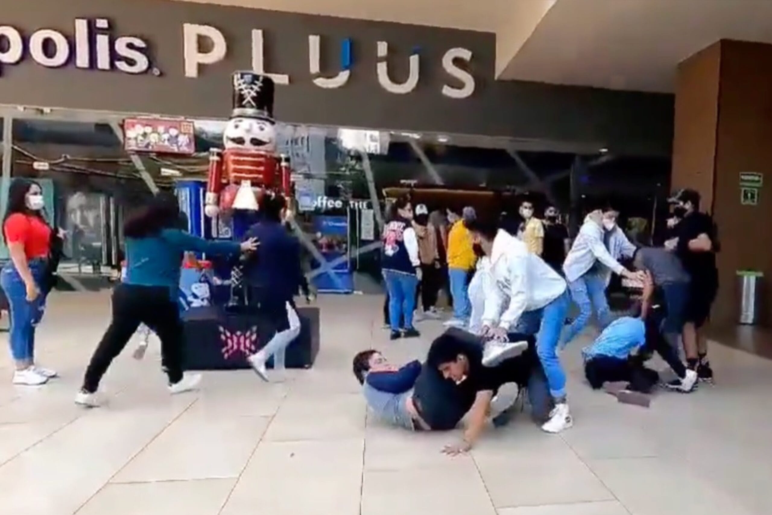 Fanáticos de “Spider-Man” protagonizaron pelea en la fila para comprar entradas