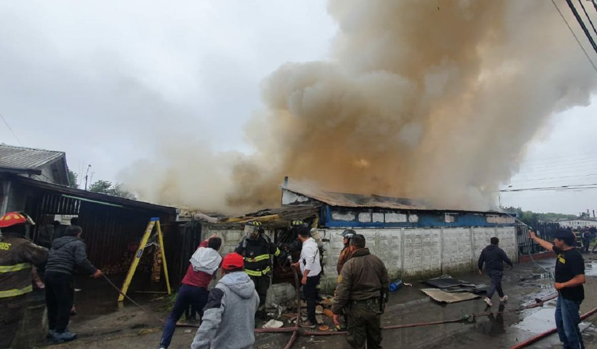 Dos personas lesionadas y 5 damnificados deja incendio de viviendas en Coronel