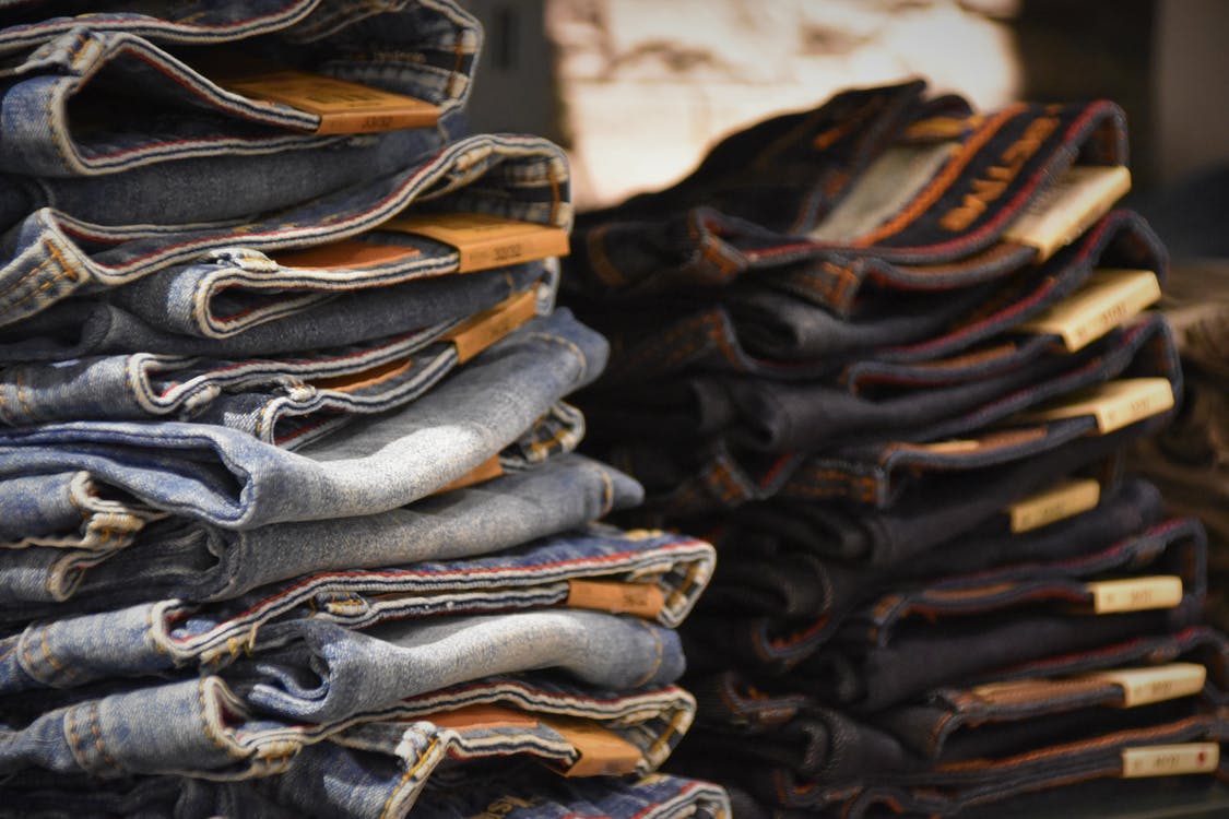Joven propone “lavar” los jeans en el congelador para ayudar el medioambiente