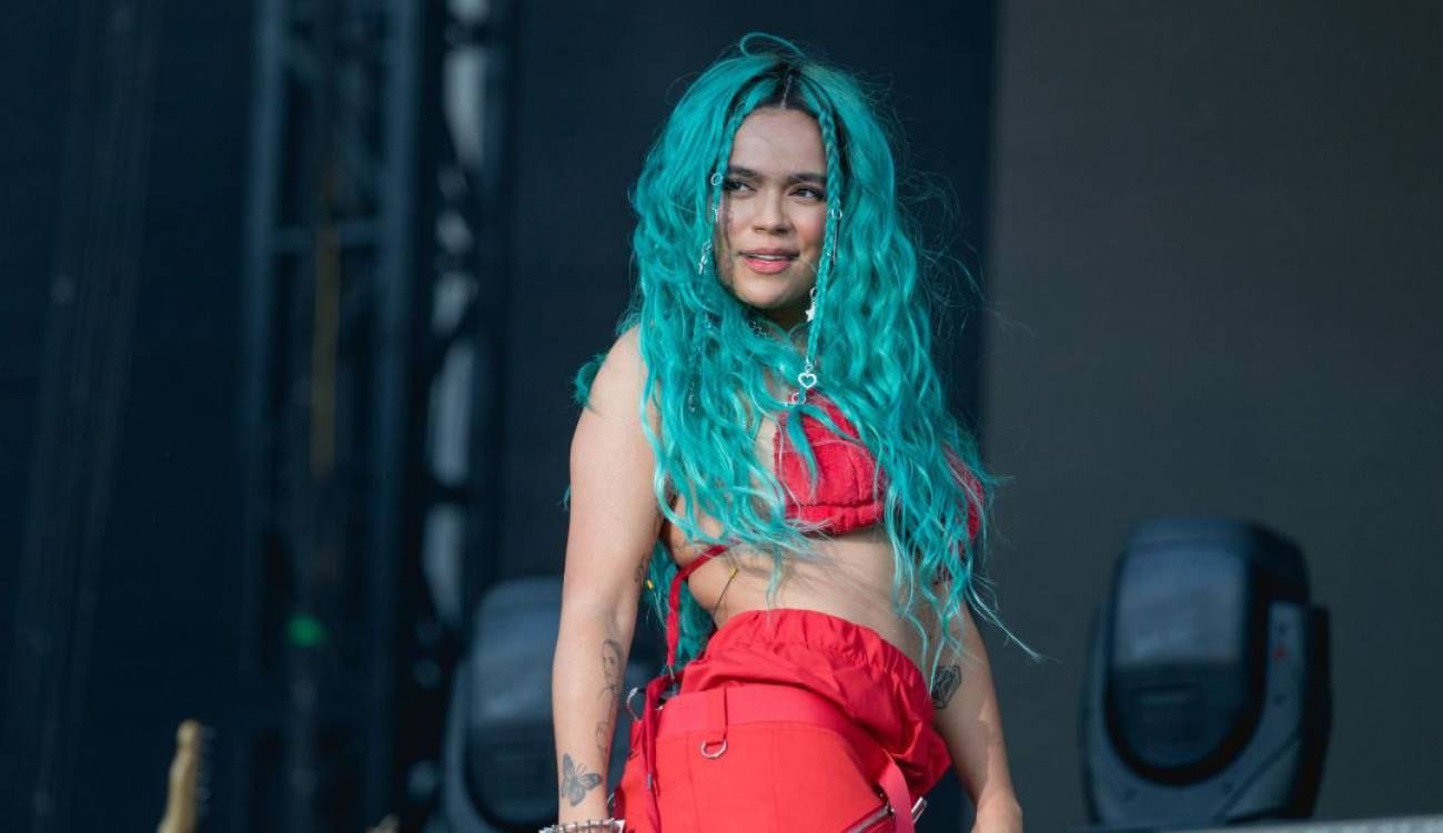 Karol G protagonizó impactante caída en pleno concierto